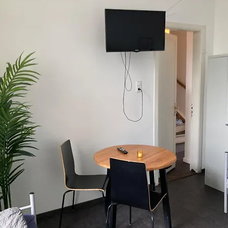 Grosse Handwerkerwohnung In Walle